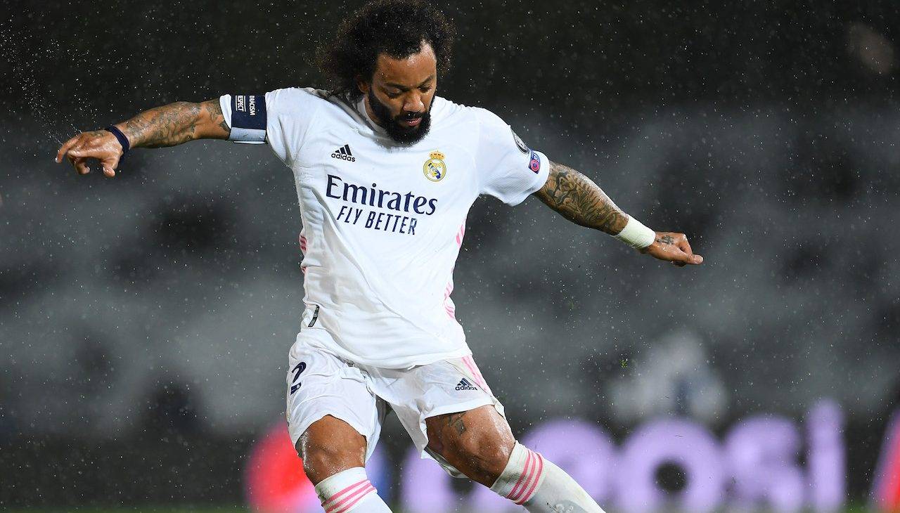 Marcelo rinvia il pallone