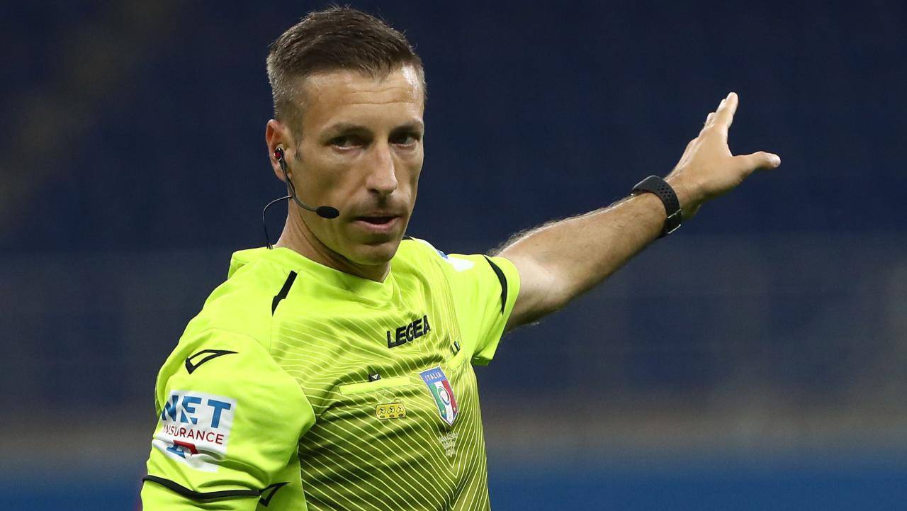 L'arbitro Massa dà indicazioni
