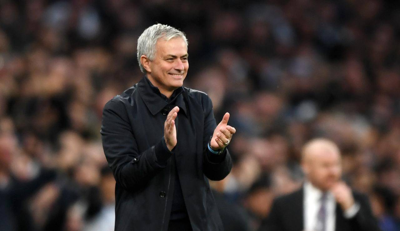 Mourinho ride e applaude