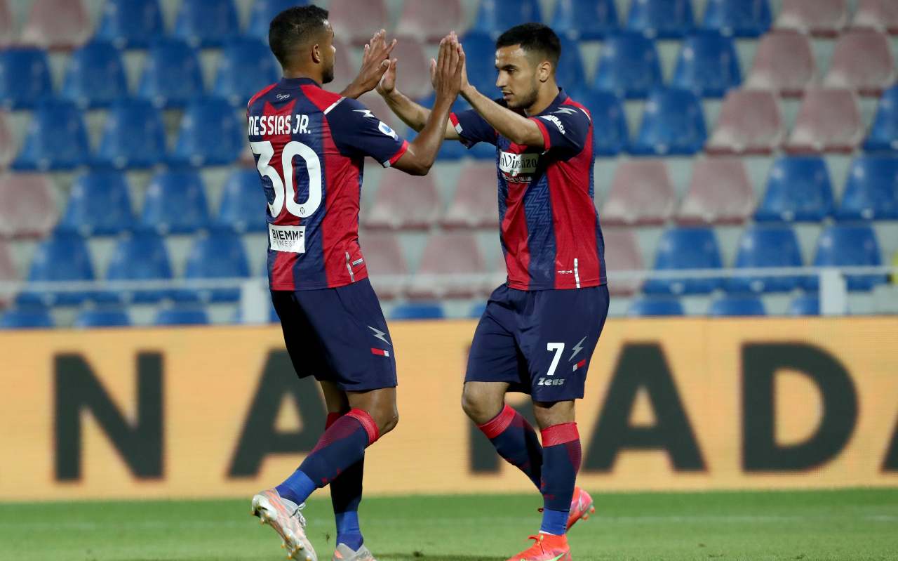 Junior Messias ed Ounas si danno il cinque