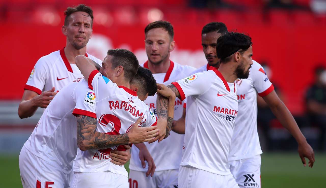 Papu Gomez abbraccia Ocampos dopo un gol al Granada (Getty Images)