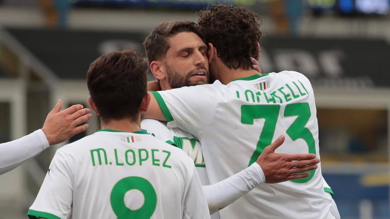 Locatelli e Berardi si abbracciano