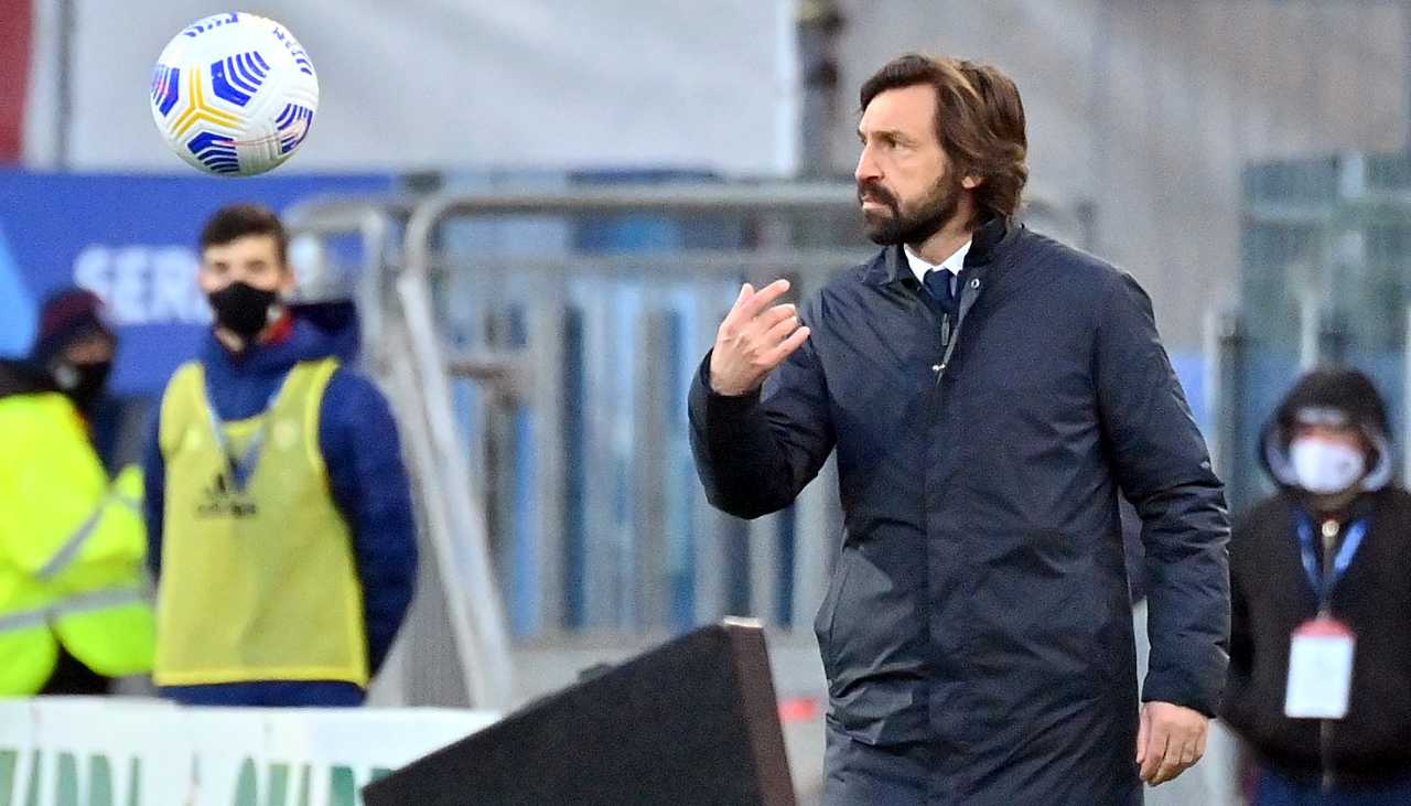 Pirlo lancia la palla