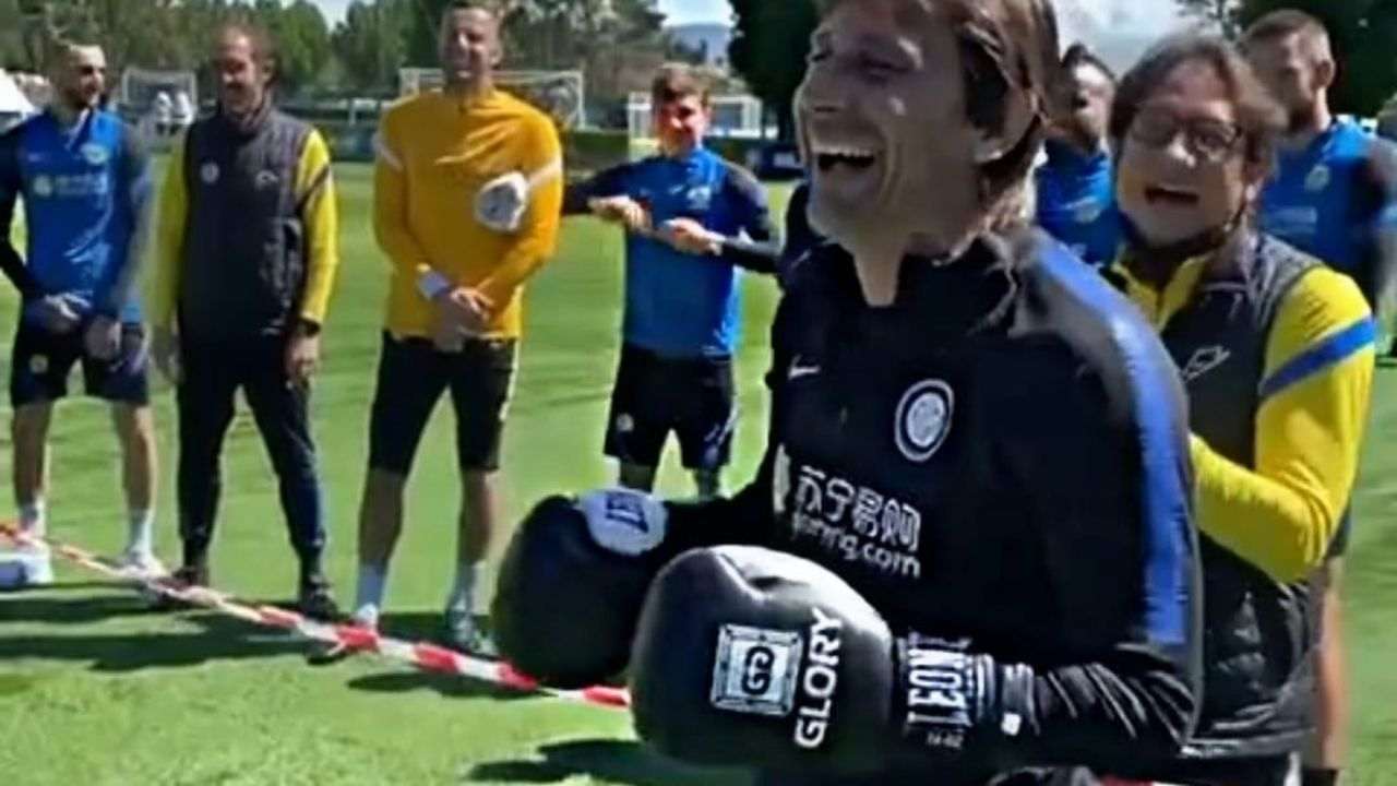 Conte sorride coi guantoni da pugile