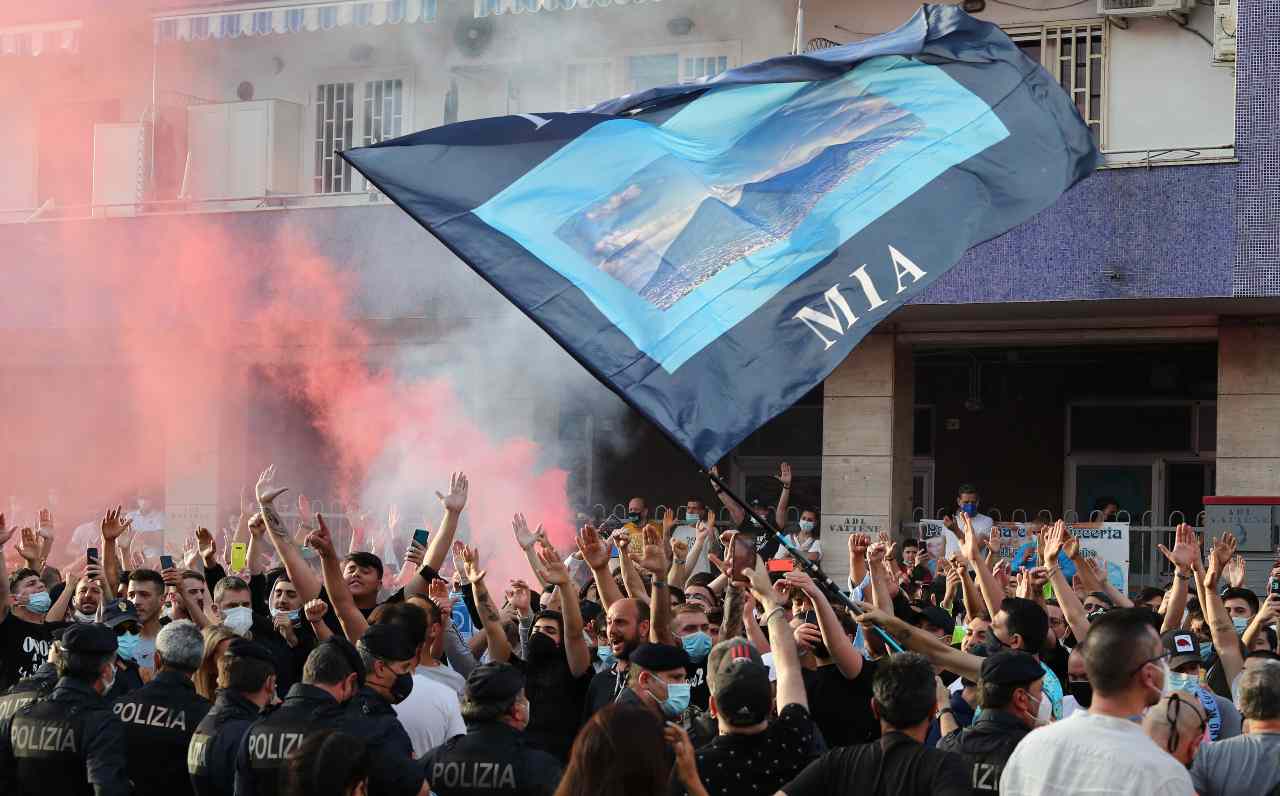 Tifosi del Napoli all'esterno dello stadio Maradona