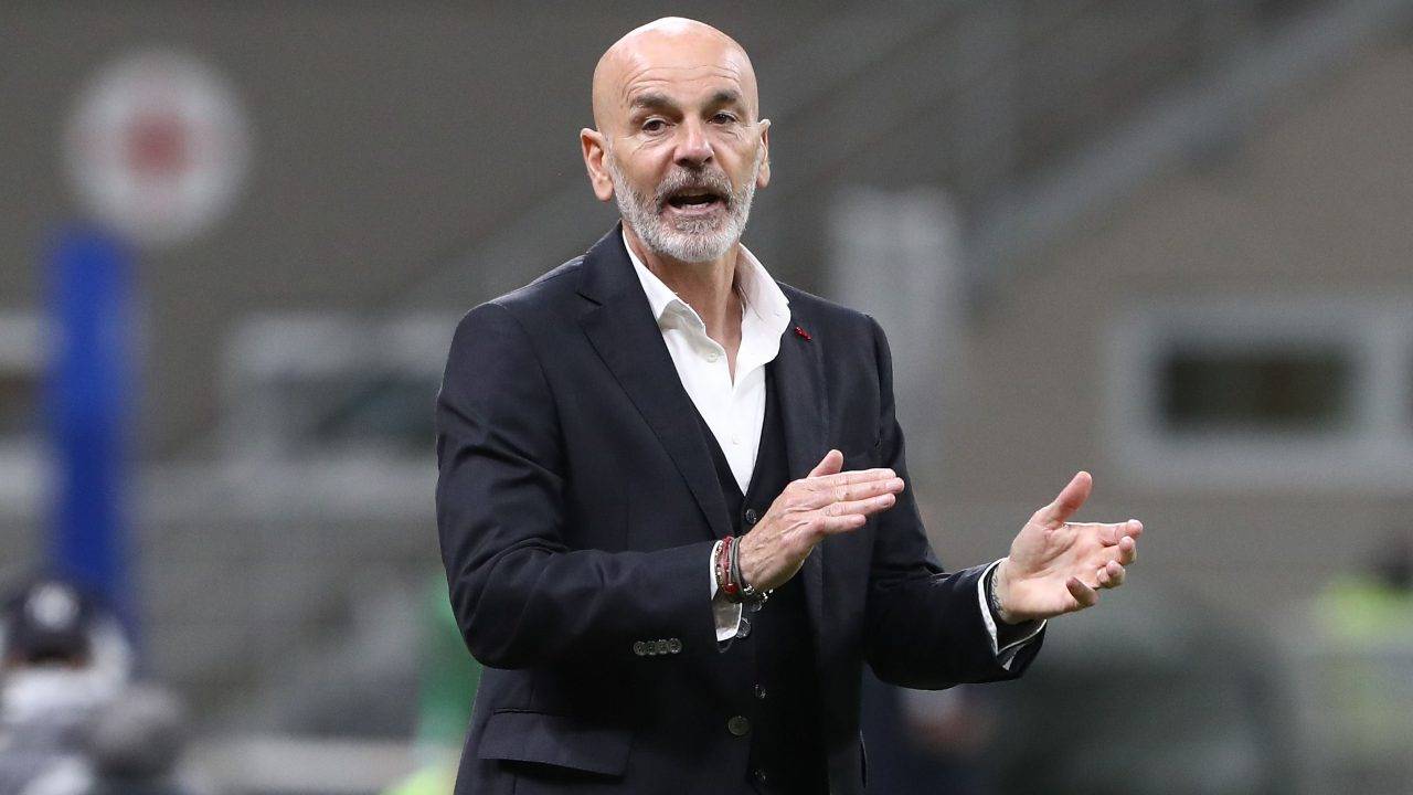 Stefano Pioli applaude