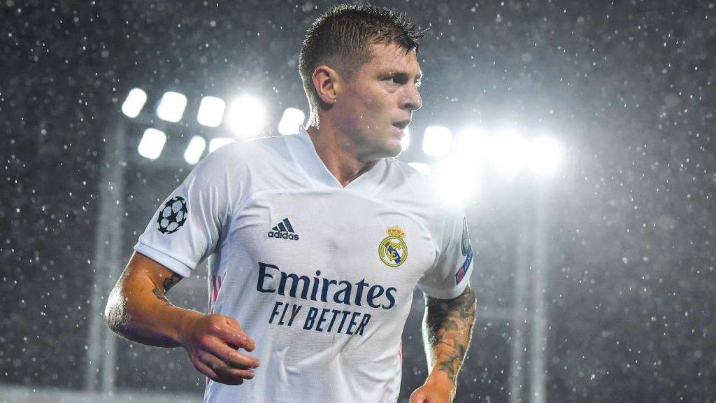 Toni Kroos in campo sotto la pioggia