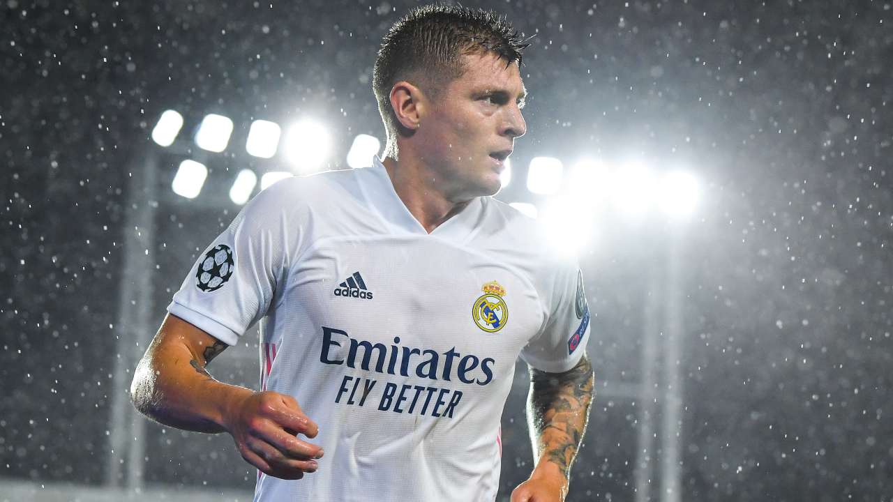 Toni Kroos in campo sotto la pioggia