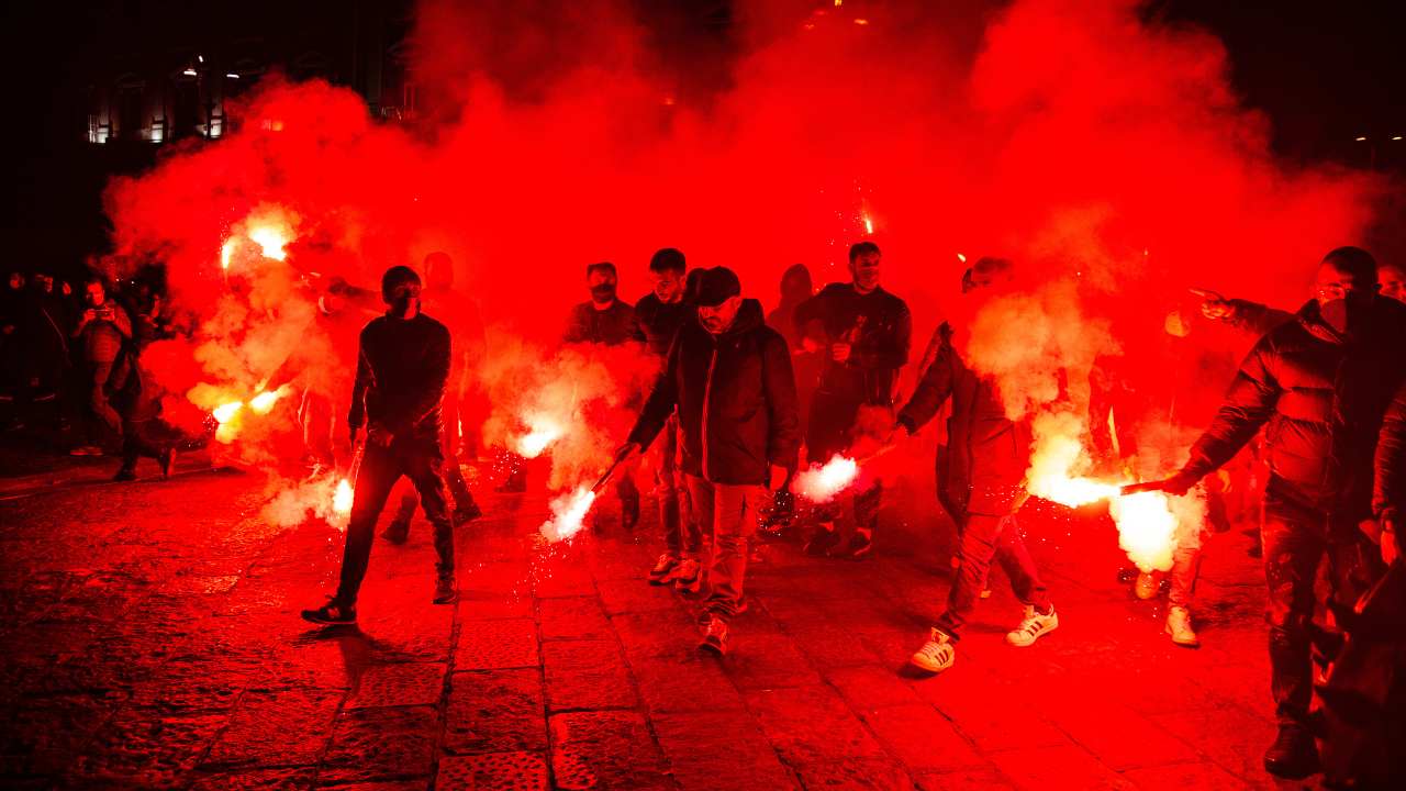 Gli ultras della Curva A in corteo con fumogeni