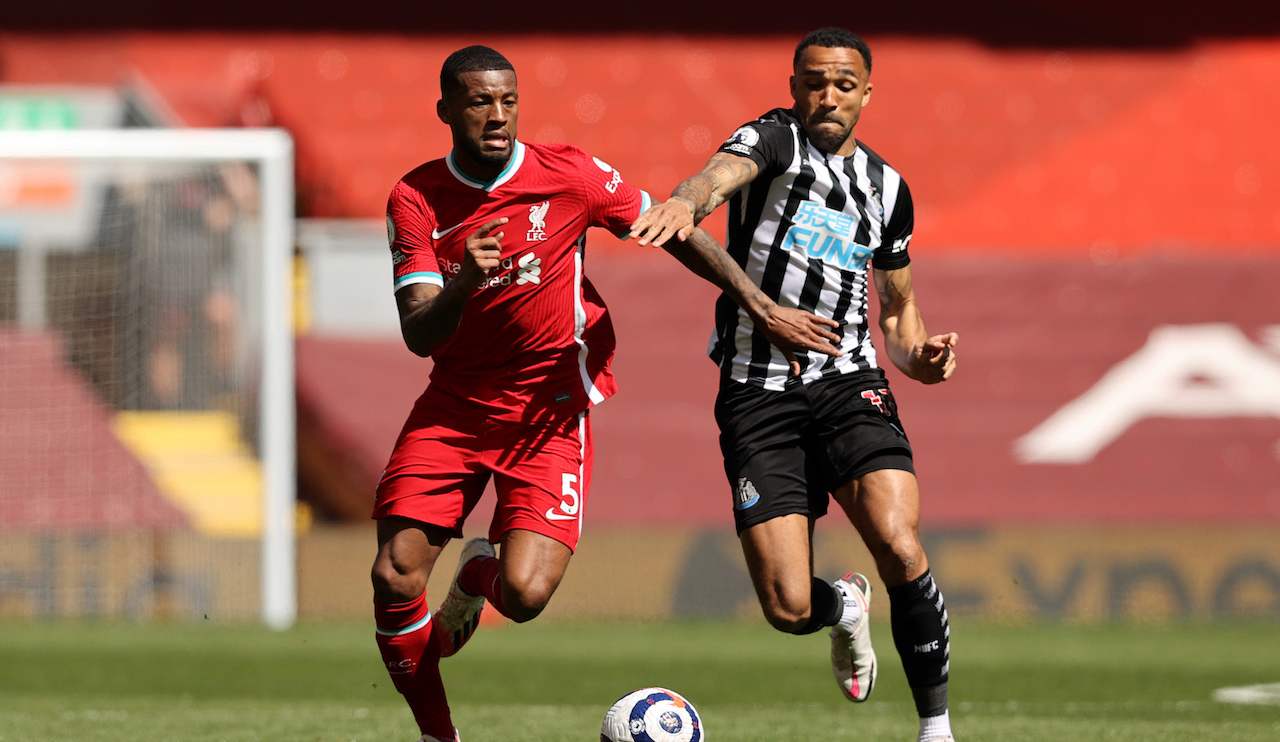 Wijnaldum a duello con un avversario Liverpool Newcastle