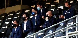 Zhang, presidente dell'Inter, guarda la partita in tribuna
