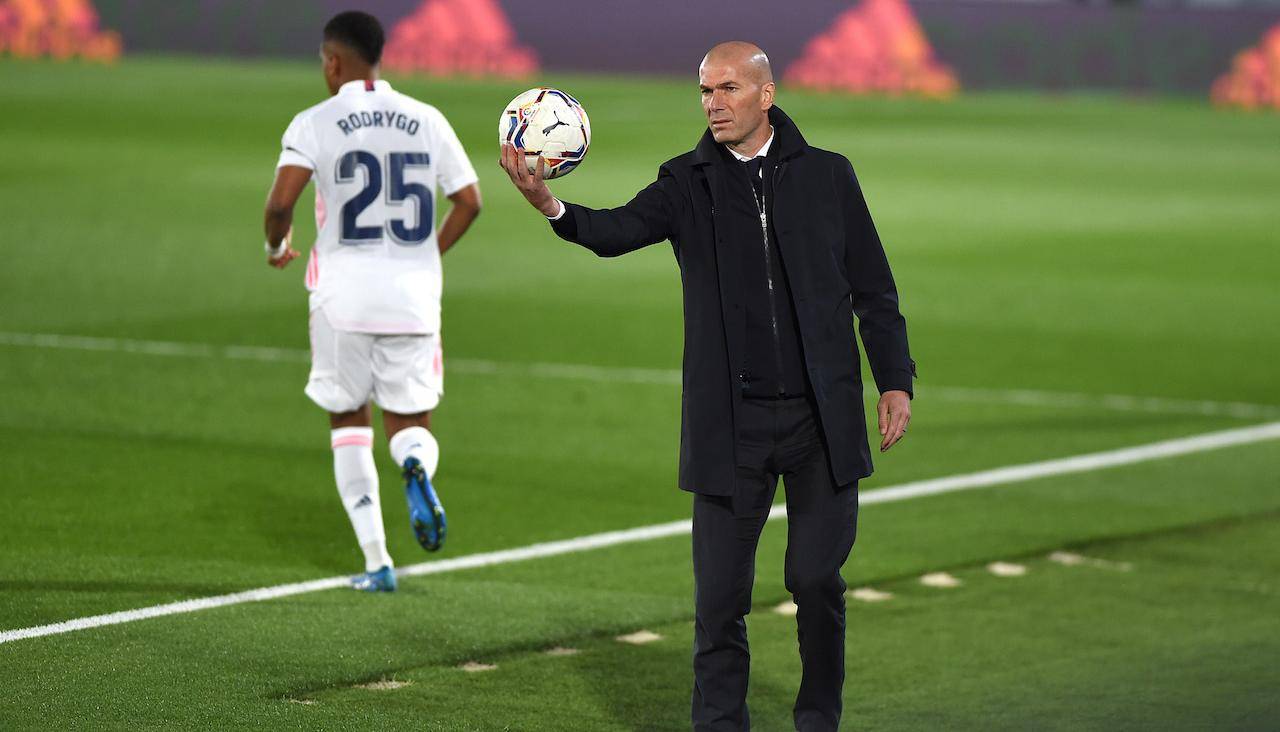 Zidane prende in mano il pallone