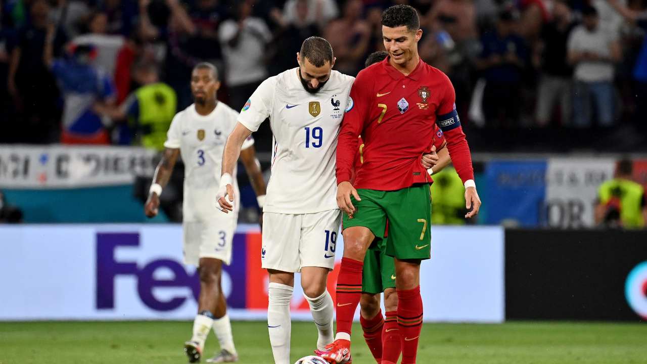 Benzema e Ronaldo chiacchierano al rientro negli spogliatoi