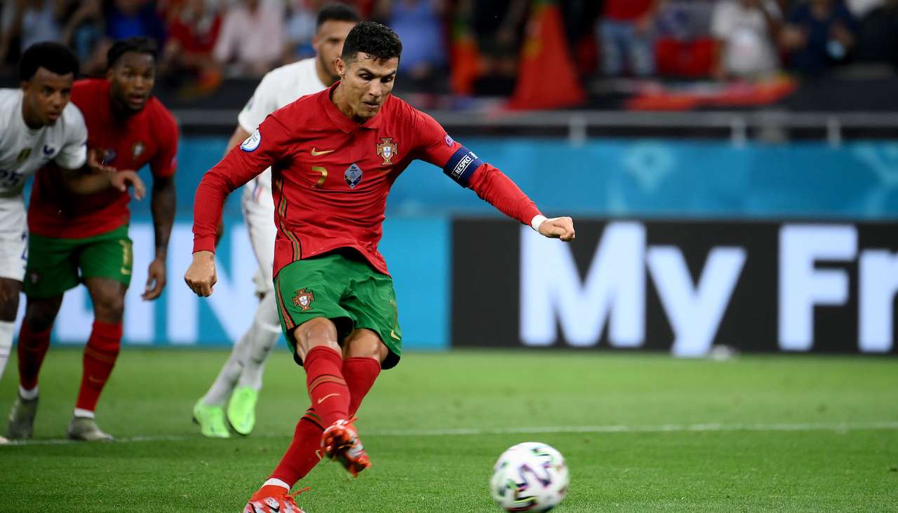 Cristiano Ronaldo calcia un rigore