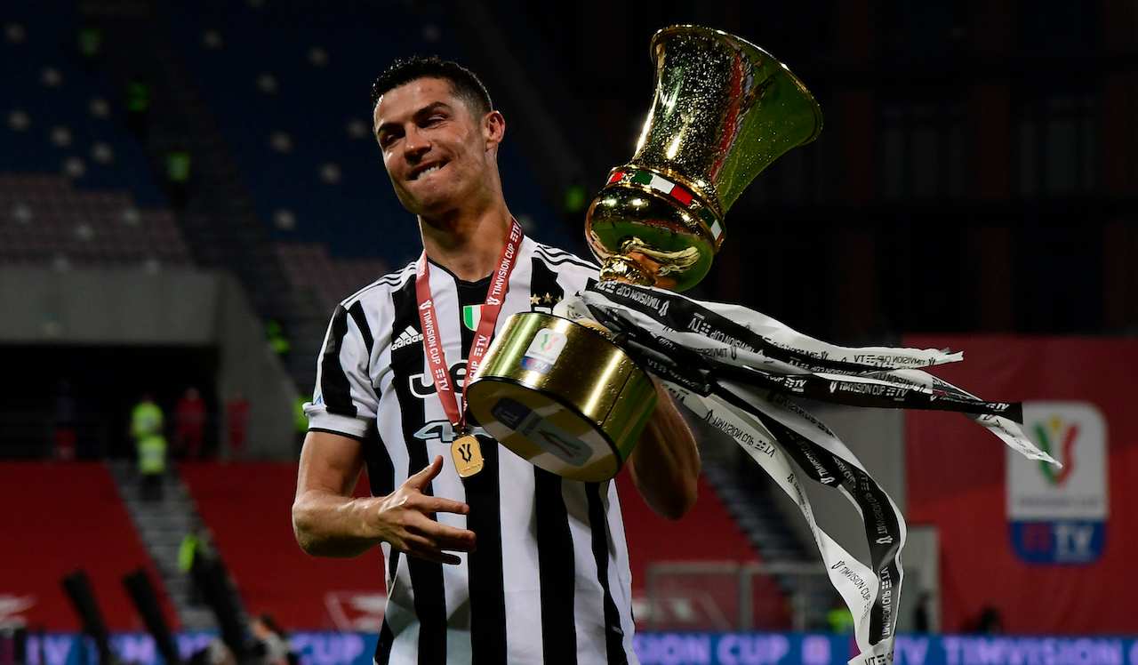 Cristiano Ronaldo alza la Coppa Italia