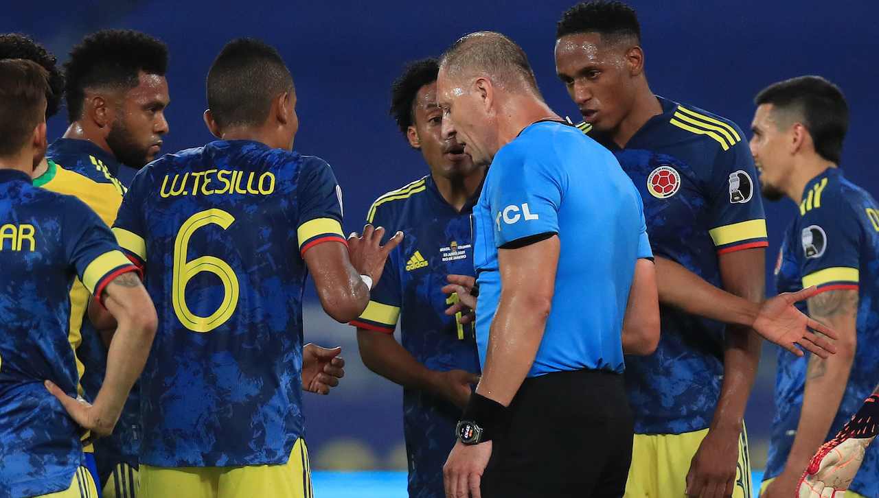Cuadrado protesta con l'arbitro in Brasile-Colombia