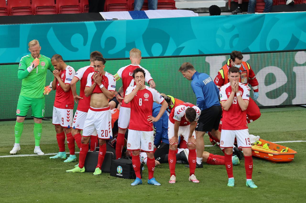 Squadra Danimarca attorno Eriksen