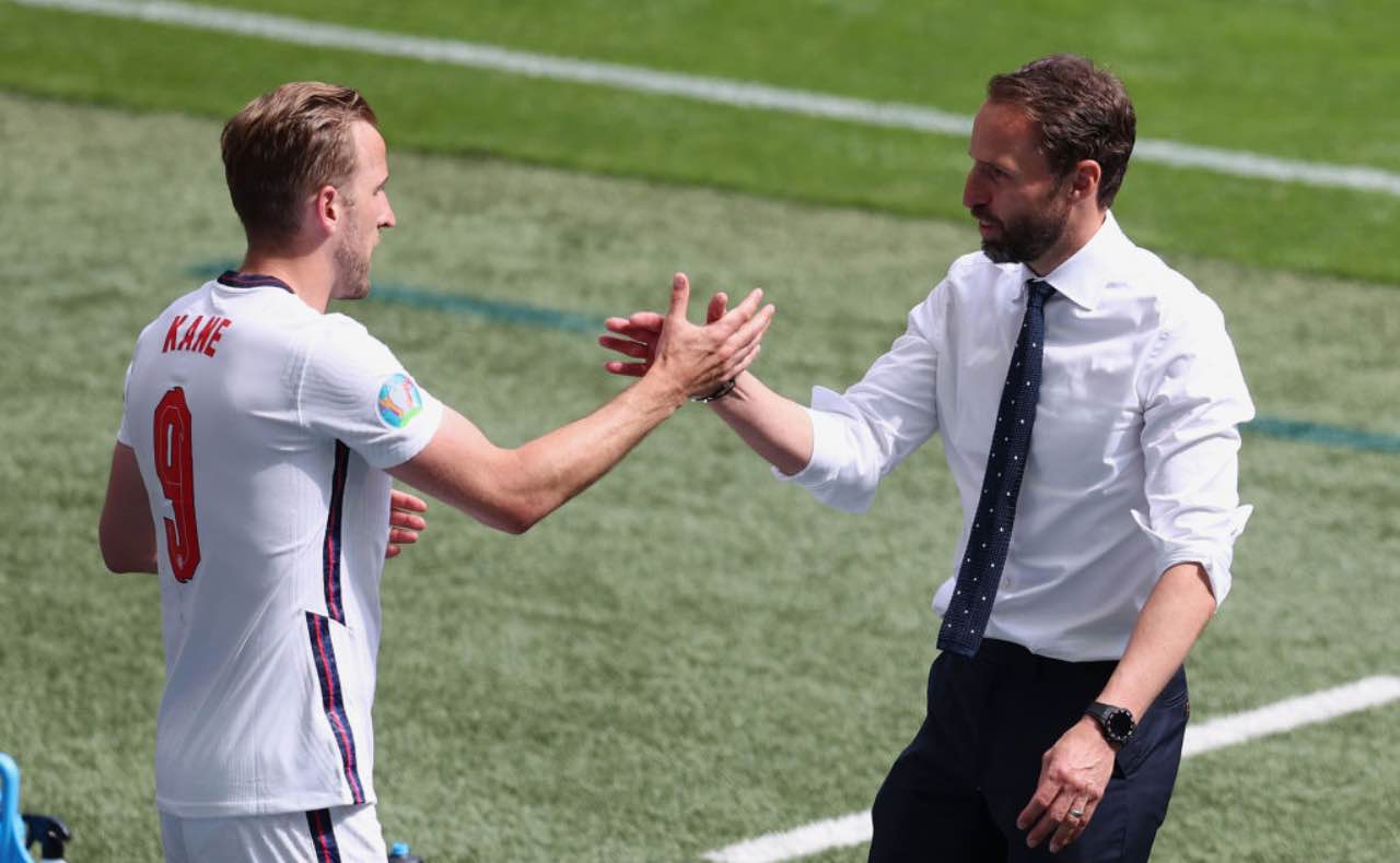 Southgate dà la mano a Kane