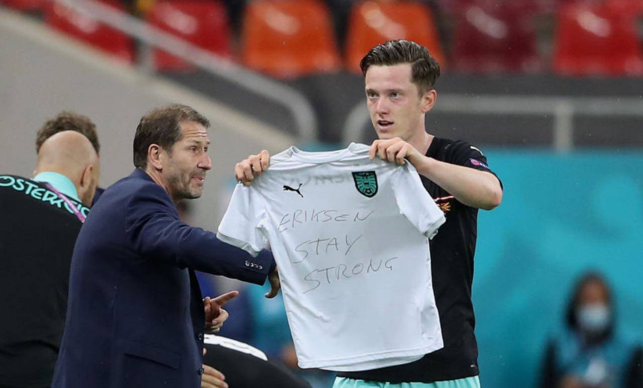 Gregoritsch mostra la maglia dedicata a Eriksen