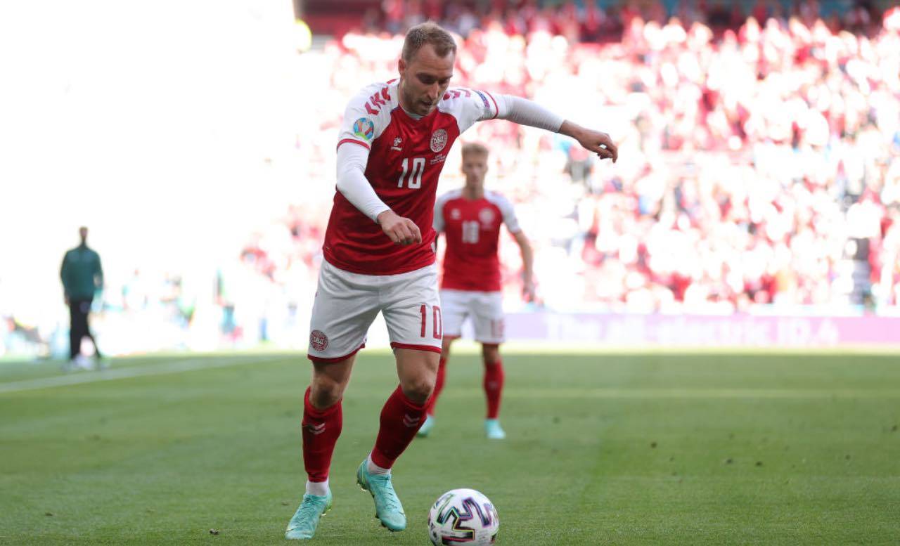Eriksen in azione con la Danimarca