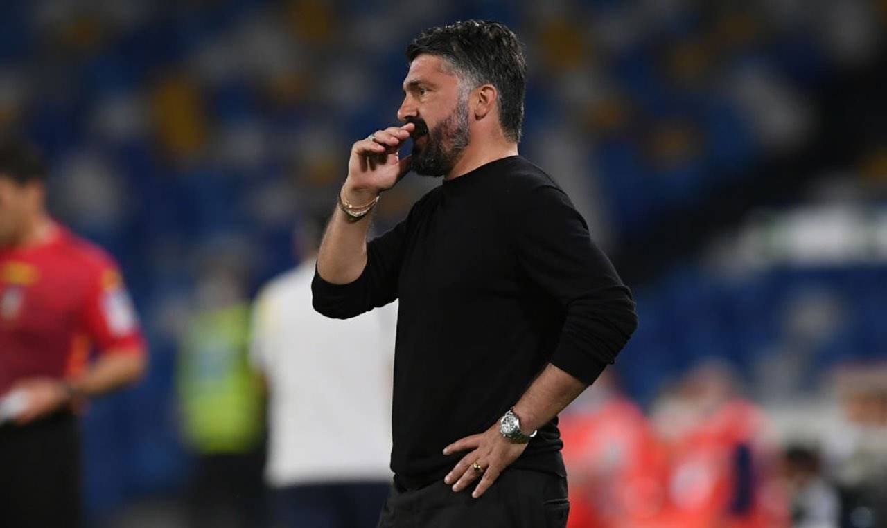 Rino Gattuso pensieroso in panchina