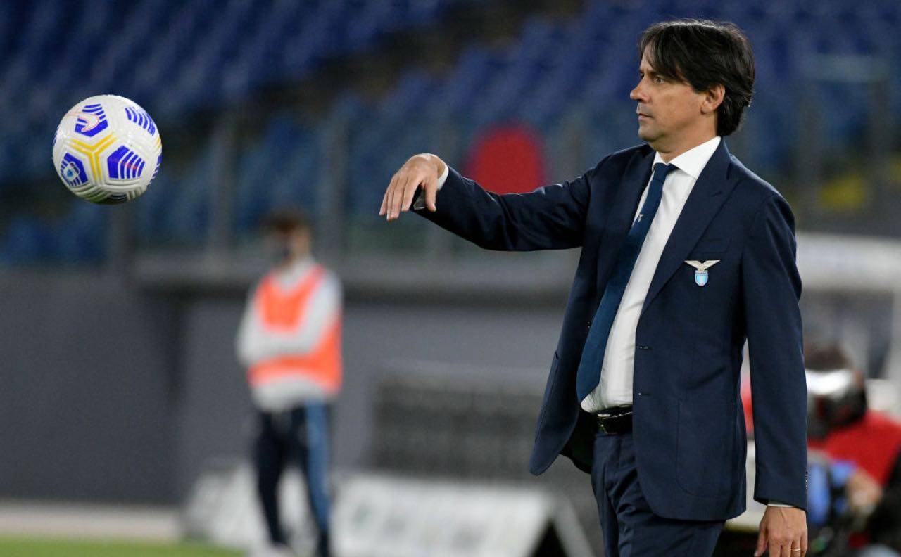 Simone Inzaghi restituisce un pallone