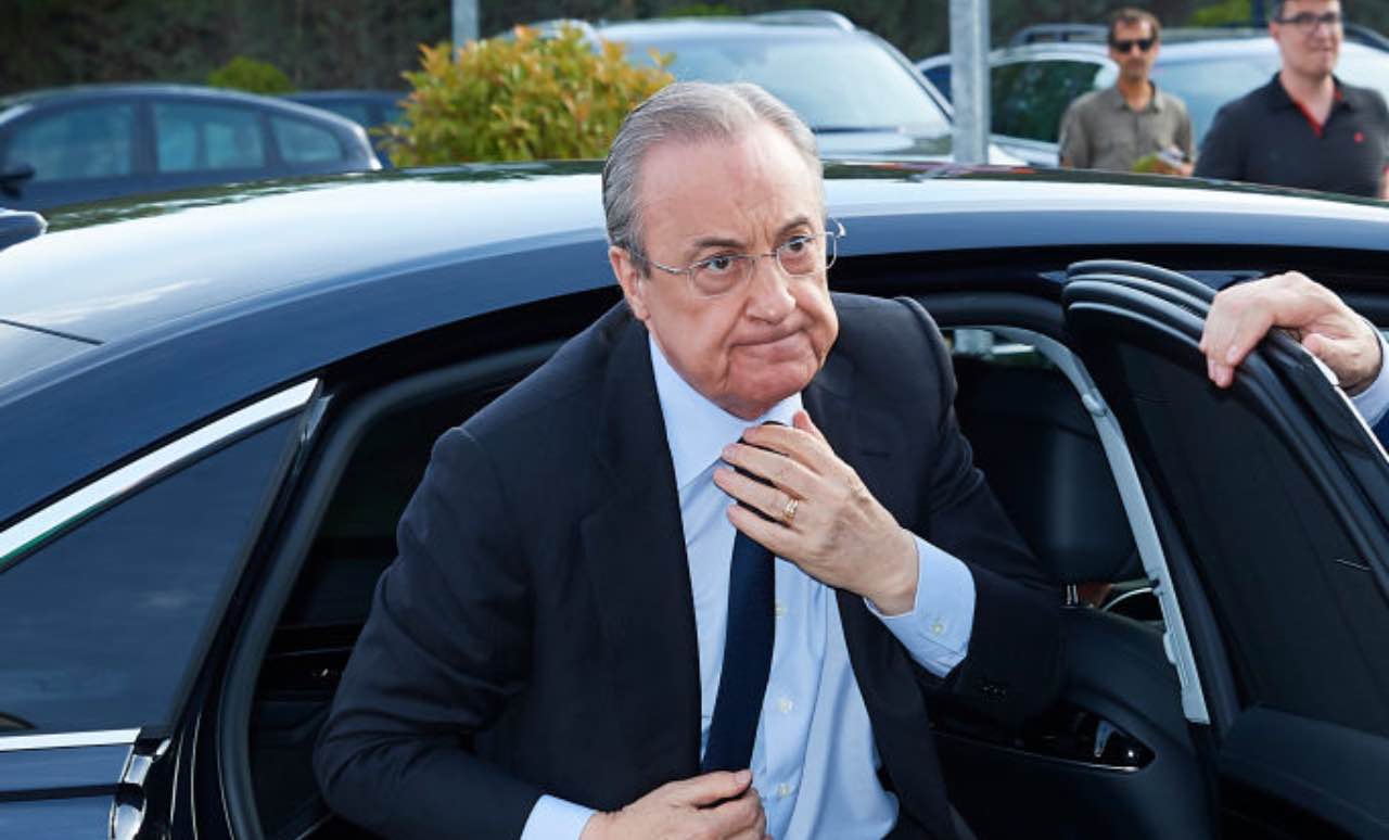 Florentino Perez scende dall'auto