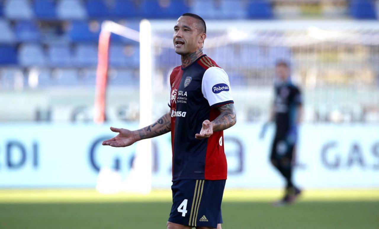 Nainggolan con le braccia allargate