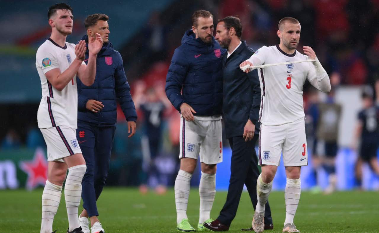 Southgate a colloquio con i giocatori dopo inghilterra-Scozia