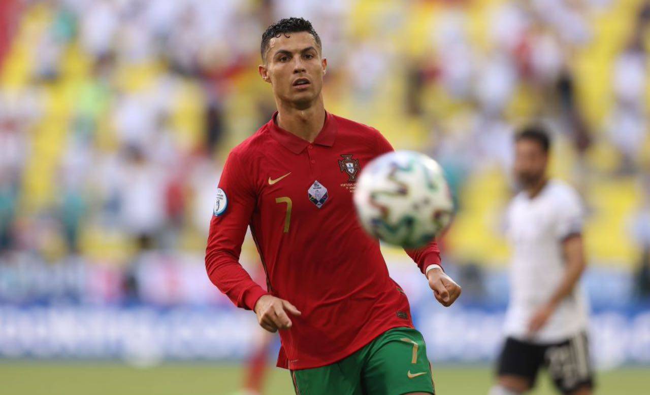 Cristiano Ronaldo insegue un pallone con il Portogallo