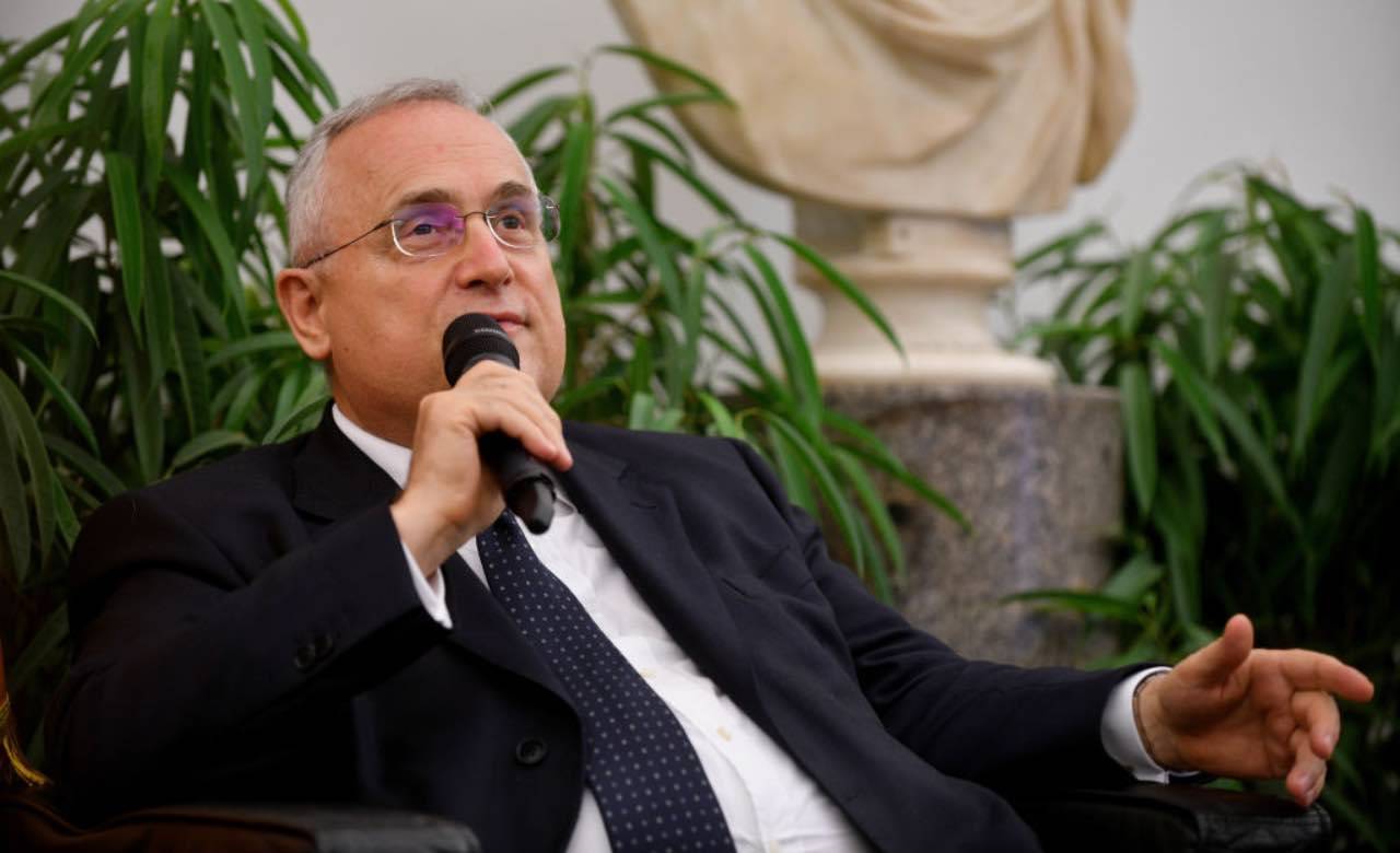 Claudio Lotito parla al microfono