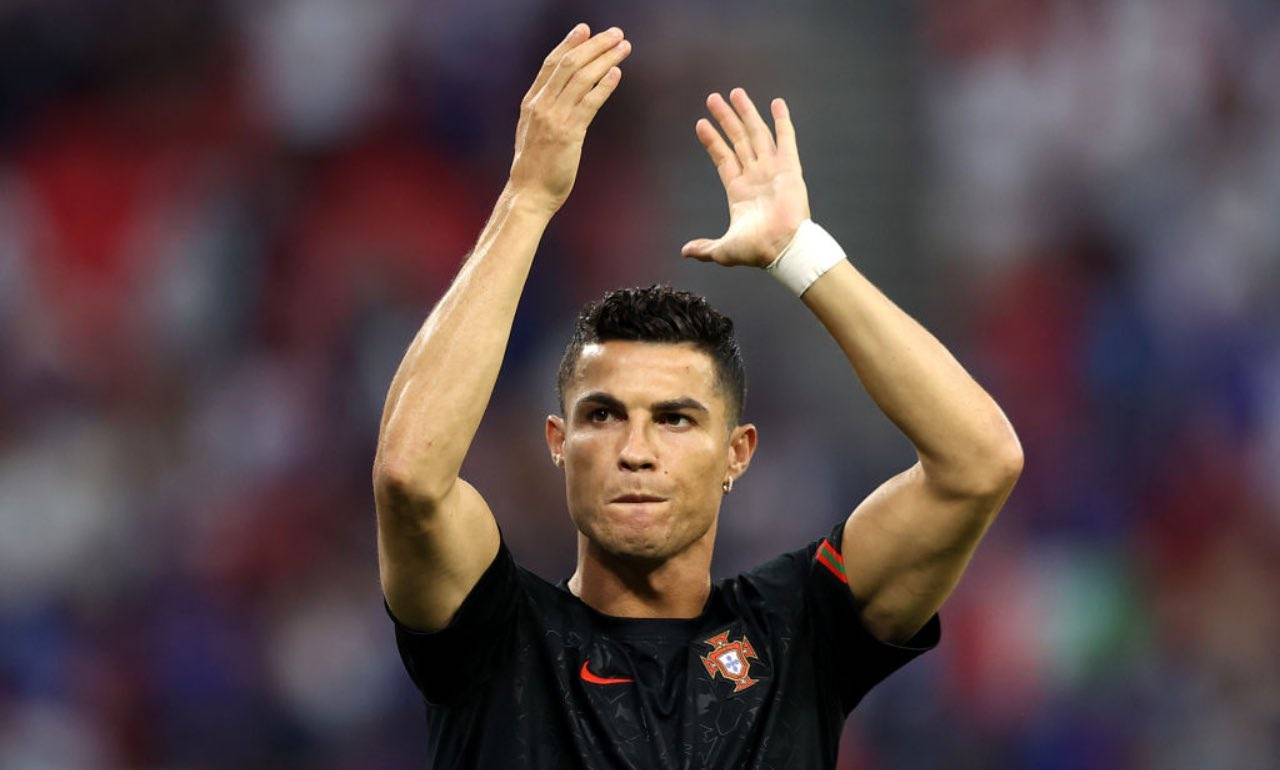 Ronaldo applaude i compagni