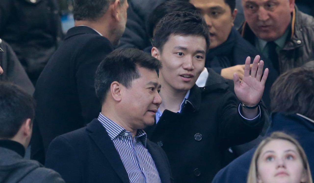 Jindong e Steven Zhang in tribuna
