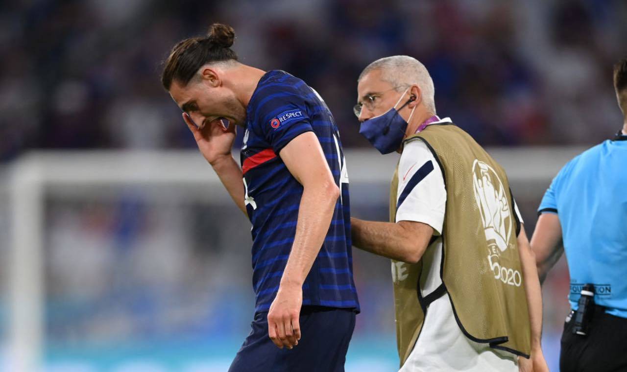 Rabiot si tocca il volto dopo aver preso un colpo