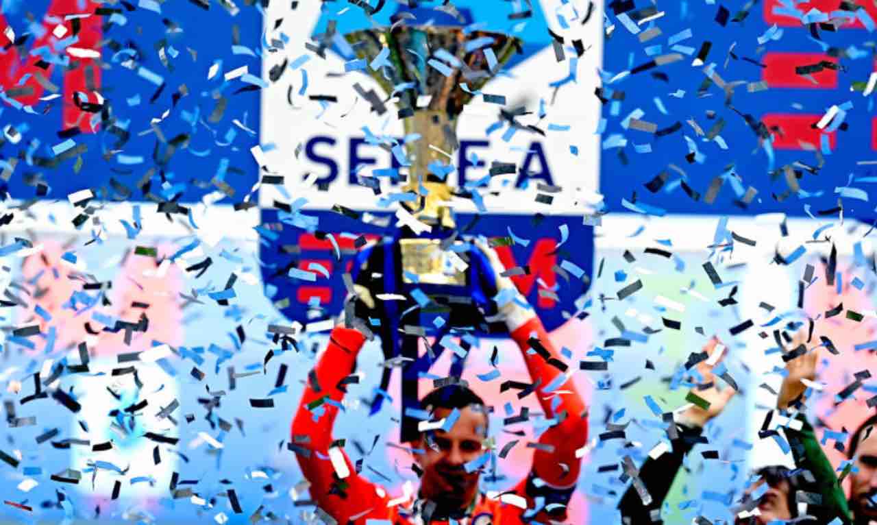 Handanovic solleva il trofeo della Serie A