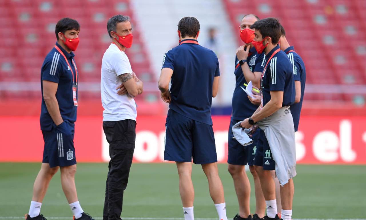 Luis Enrique a colloquio con lo staff tecnico