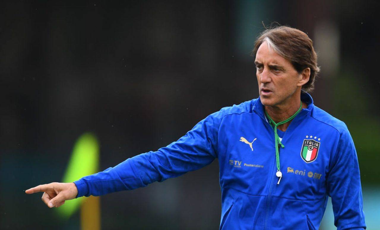 Mancini dà indicazioni alla squadra