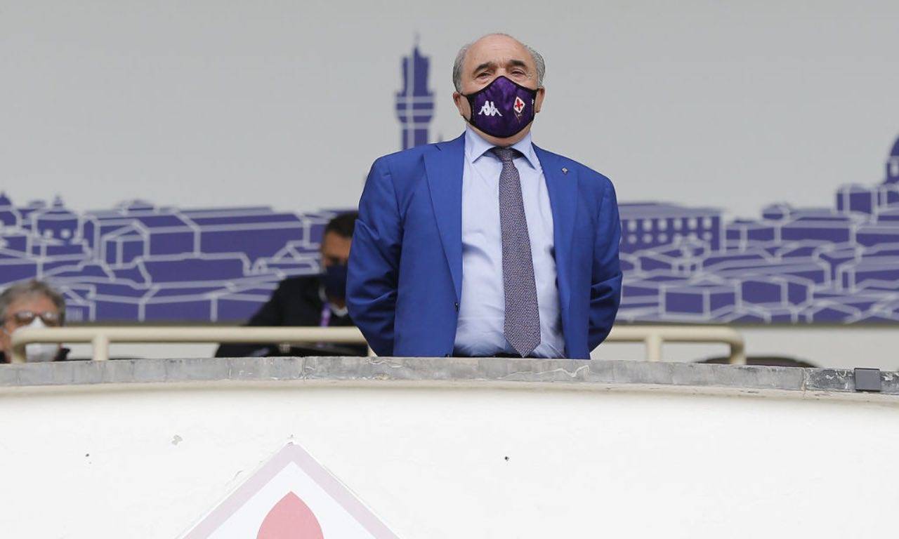 Rocco Commisso con mascherina viola