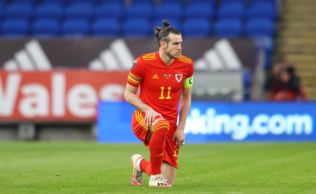 Bale si inginocchia in omaggio a Black Lives Matter