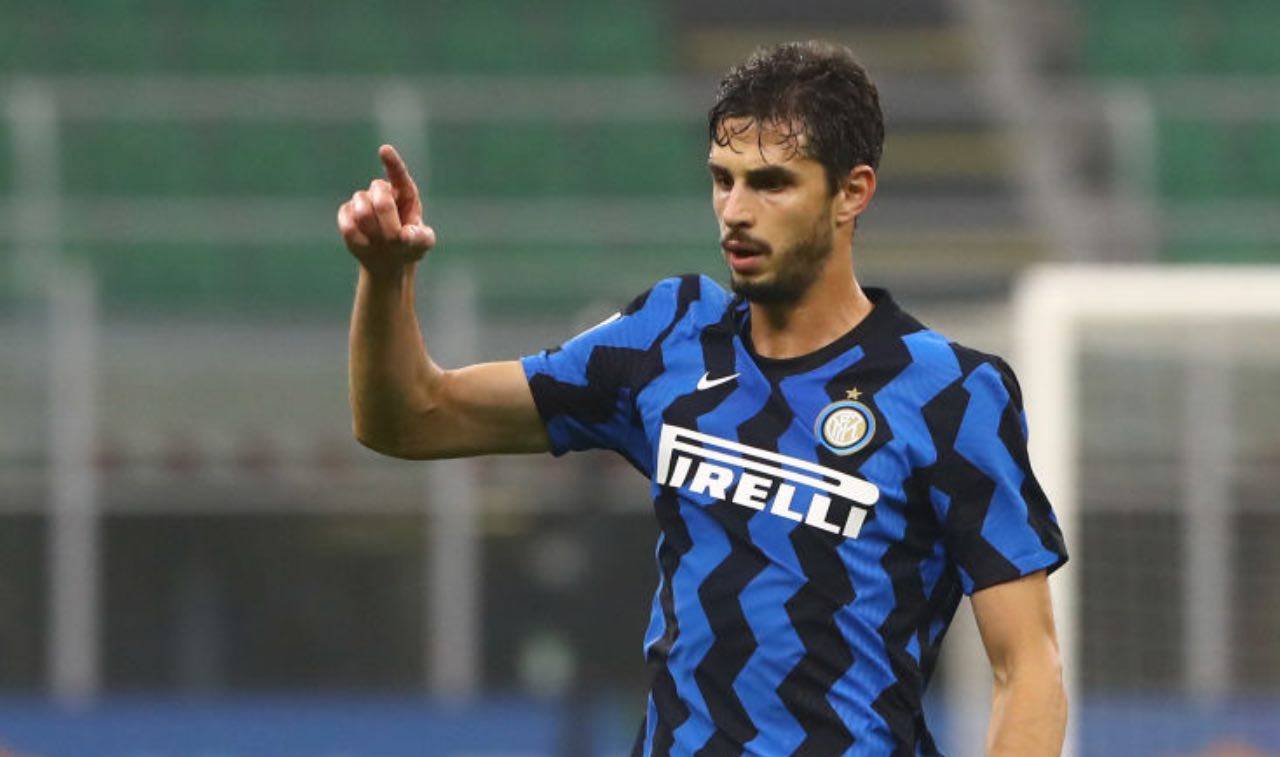 Ranocchia indica il movimento a un compagno