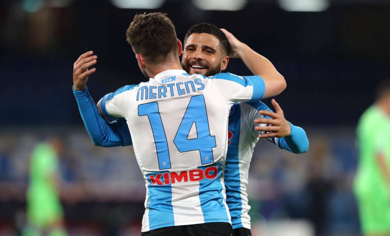 Insigne e Mertens si abbracciano