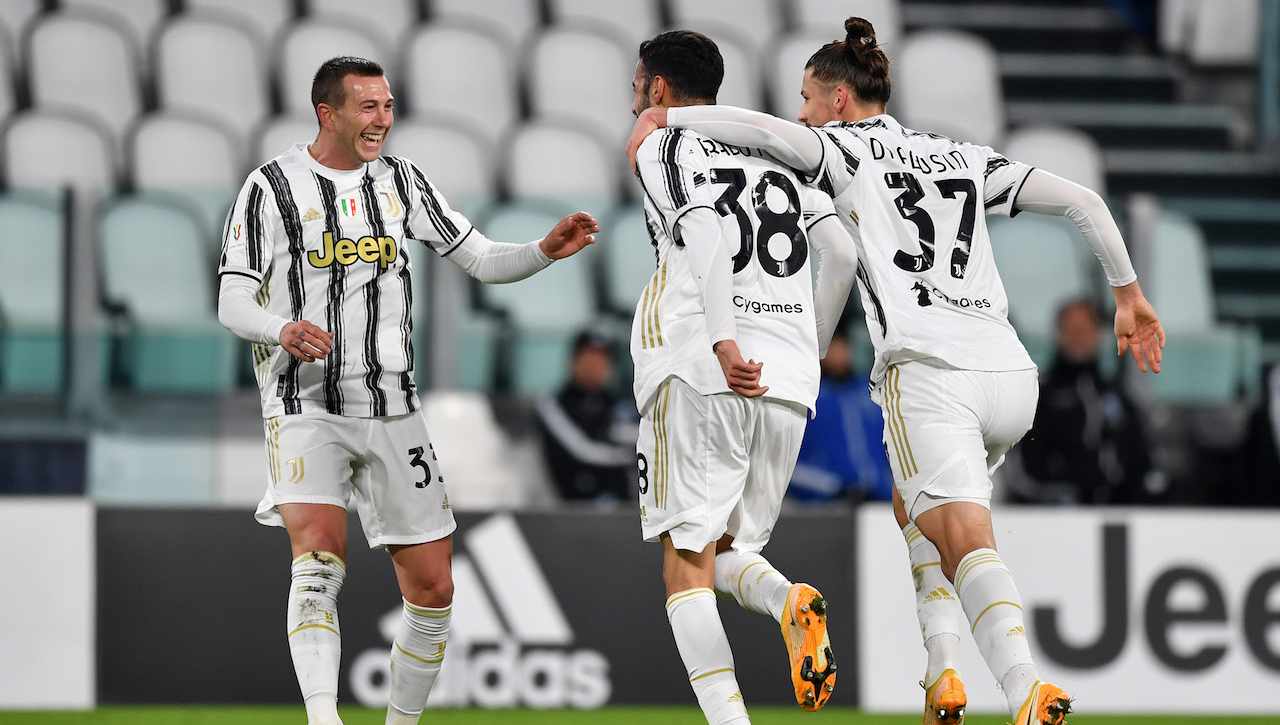 Frabotta esulta con Bernardeschi e Dragusin