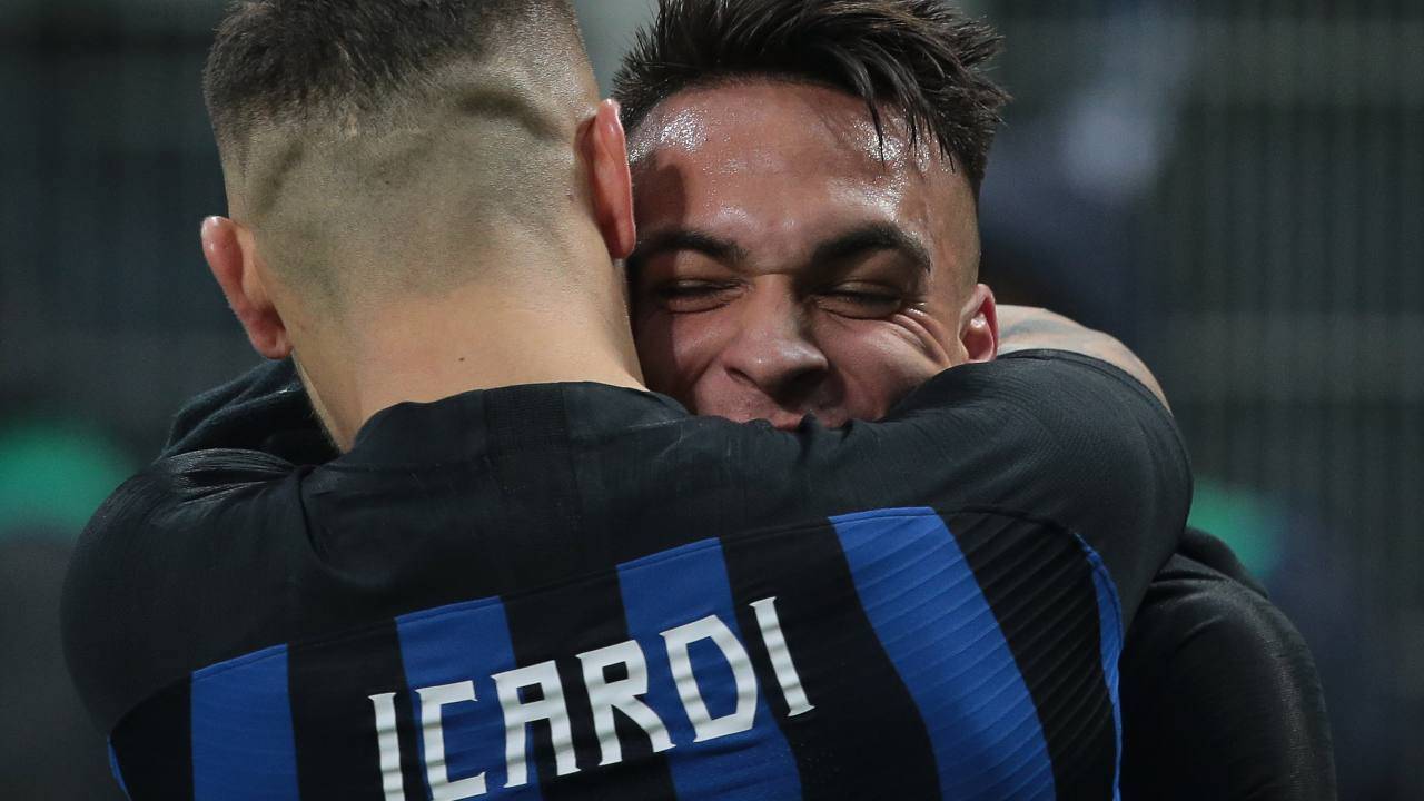 Icardi e Lautaro si abbracciano