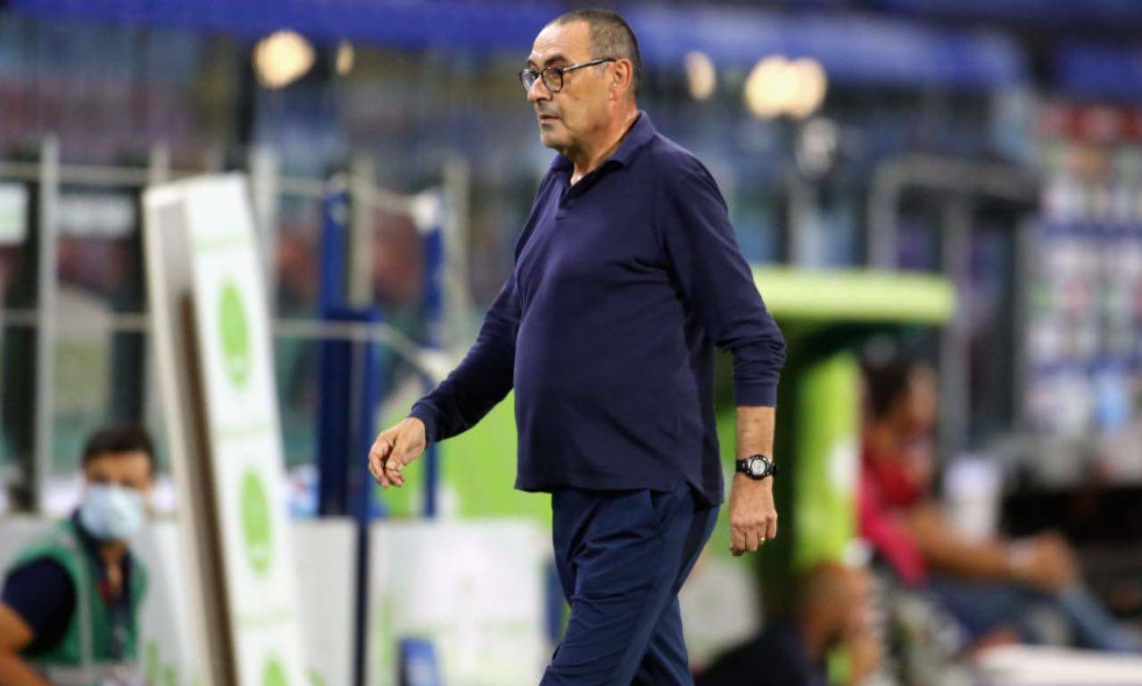 Sarri si dirige verso la panchina