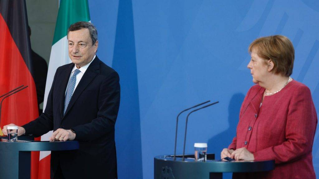 Mario Draghi insieme ad Angela Merkel