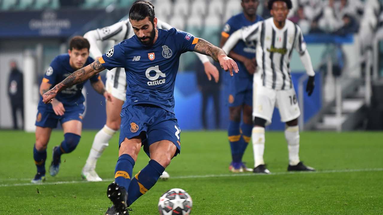 Sergio Oliveira tira il rigore contro la Juventus