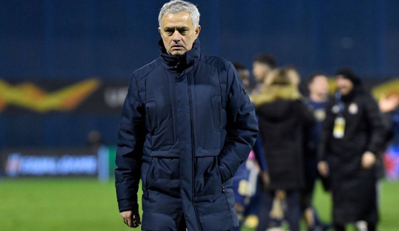 Mourinho cammina in campo