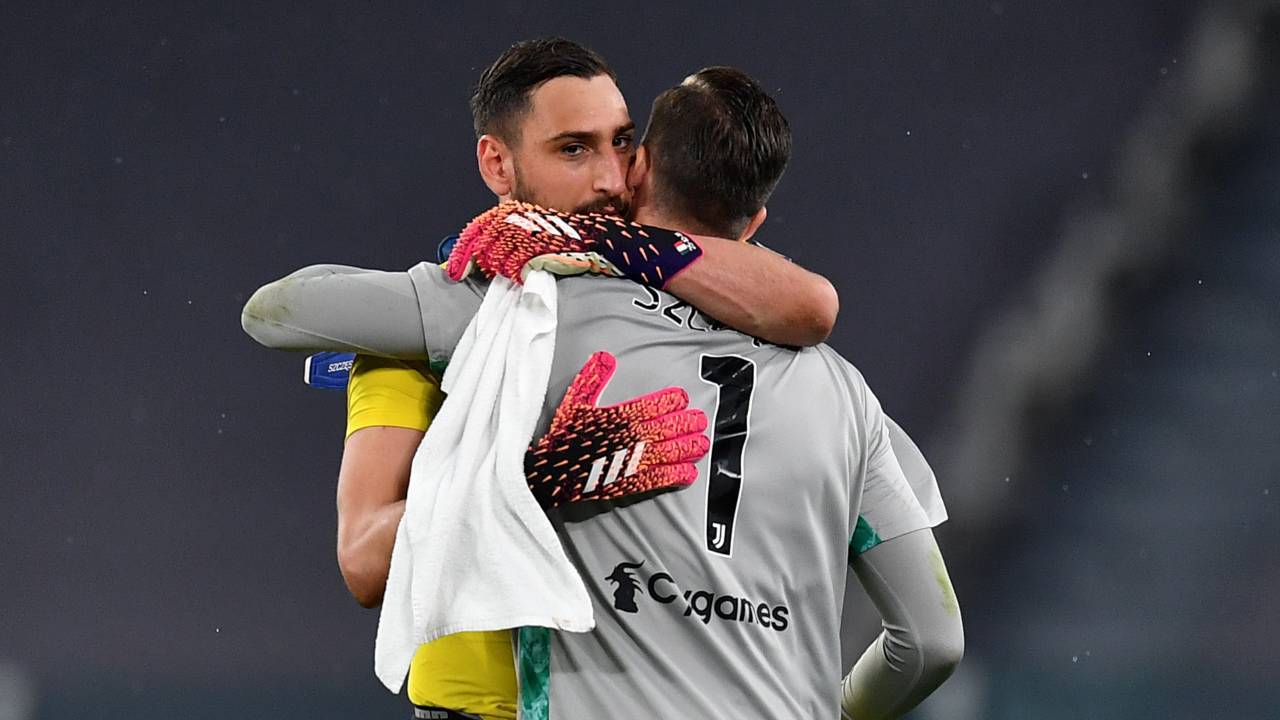 Donnarumma e Szczesny si abbracciano