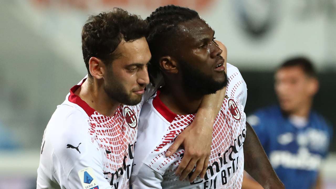 Calhanoglu e Kessie si abbracciano