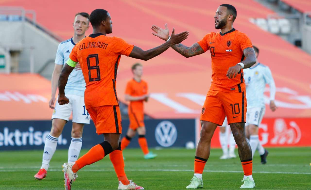 Wijnaldum e Depay si danno la mano